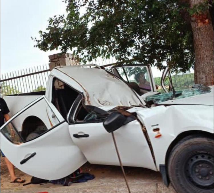 Carro bate em árvore e motorista fica preso às ferragens na Rodovia do