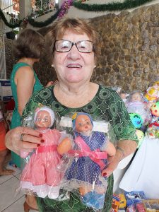 Dona Inês Piazzaroli, 87 anos, é a responsável pelos sapatinhos e gorros de crochê e tricô