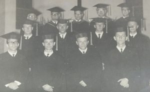 » Pastor Roberto e a formatura, em 1966, e com parte da turma, em reencontro no mês passado, em Florianópolis