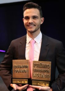 “Sou veneciano e tenho muito orgulho de dizer que sou do interior. Representar Nova Venécia é maravilhoso. Muitas pessoas não acreditam que alguém que venha de uma família com pouco recurso financeiro, vá chegar lá. Eu sempre acreditei em mim e representar minha cidade em um dos maiores prêmios do mundo, dá uma sensação de dever cumprido. Carrego a responsabilidades de representar todos os professores do Brasil e tenho muito orgulho de ser um professor de escola pública veneciana”