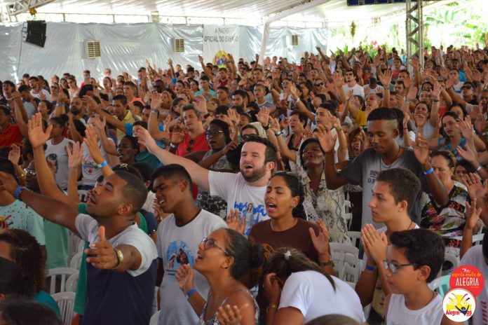 Uma grande multidão elevou suas orações ao Senhor no Alegrai-vos 2017 realizado no Cerimonial D’Venézia