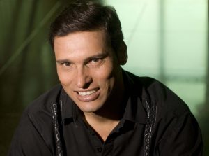 O cantor gospel, Jonny, se apresenta na próxima terça-feira, 25.