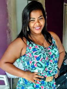 “O que mais gostei foi a parte da psicóloga. Ela se prontificou a nos atender, caso alguém precise. Isso vai ajudar demais. A Fernanda (psicóloga) nos incentivou a estudar e mostrou a importância do PAEBES. Temos a certeza de que a escola se importa com a gente, se importa com a nossa formação humana e espiritual. Penso em ser enfermeira, minha mãe é, e quero seguir nesta profissão. Meu colégio me incentiva a ter uma profissão, especialmente a nossa diretora. Ela é fundamental e sempre que vê algum aluno triste, quer saber o motivo e se prontifica a ajudar” Schaira Coelho Santana, 18 anos – 2° ano