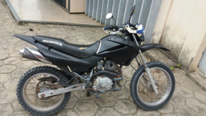 A motocicleta apreendida com o suspeito estava com restrição de furto/roubo