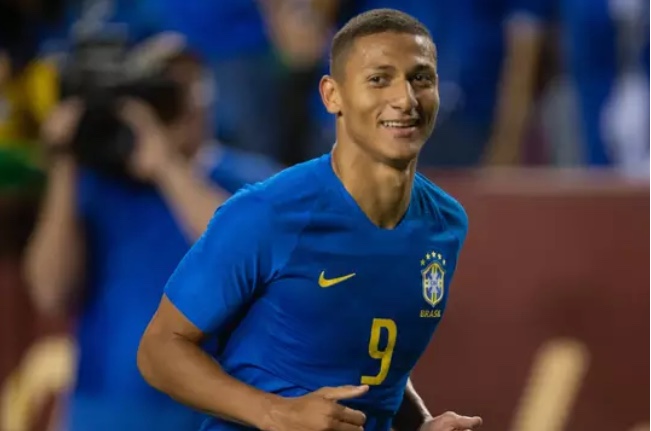 Veneciano Richarlison brilha e Brasil goleia El Salvador