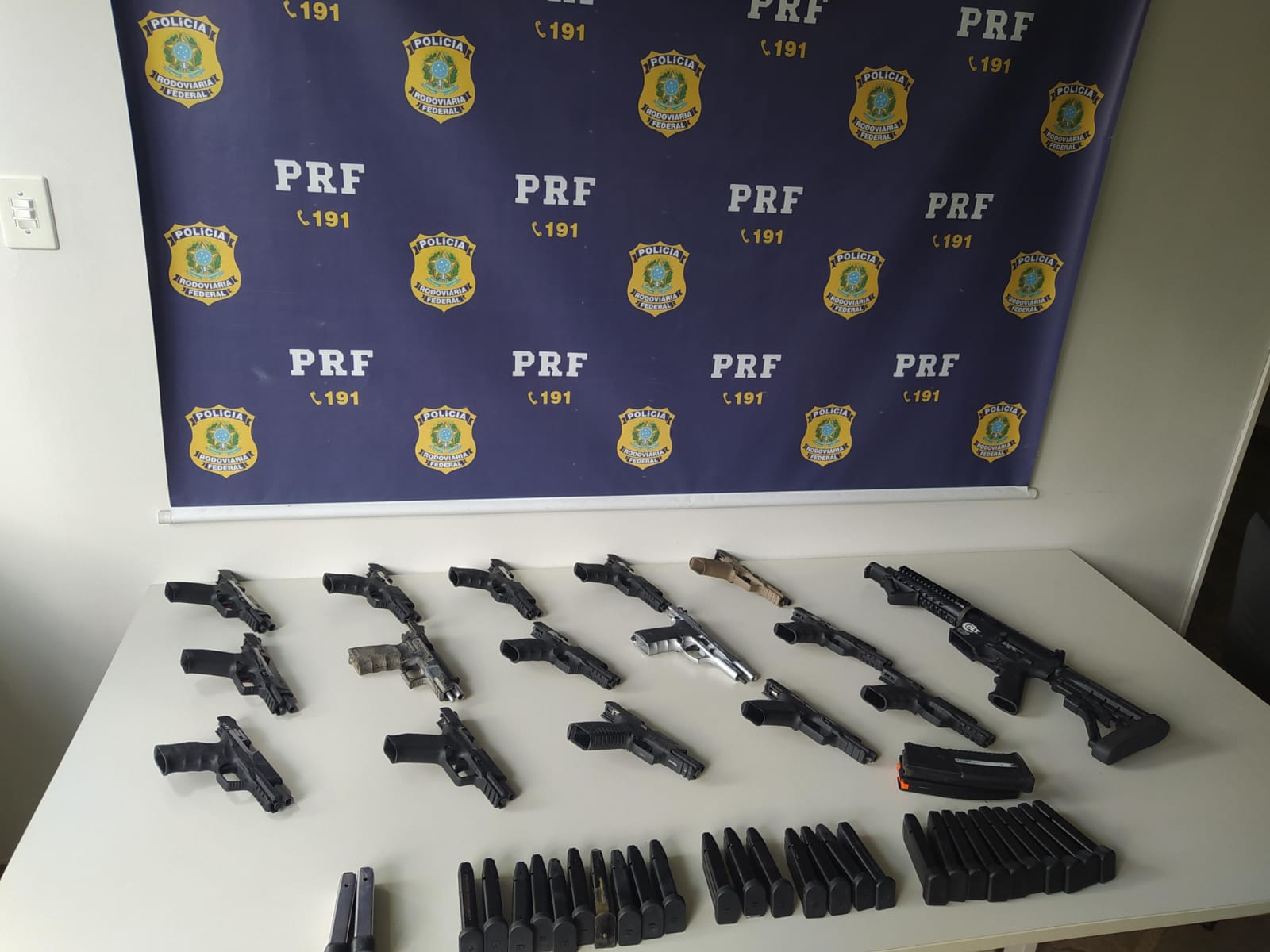 Polícia apreende em MG arsenal de armas em tanque de combustível de carro a caminho do ES
