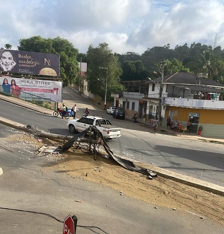 Caminhão Derruba Poste Na Avenida Guanabara E Deixa Nova Venécia Sem Energia Elétrica Rede 7089