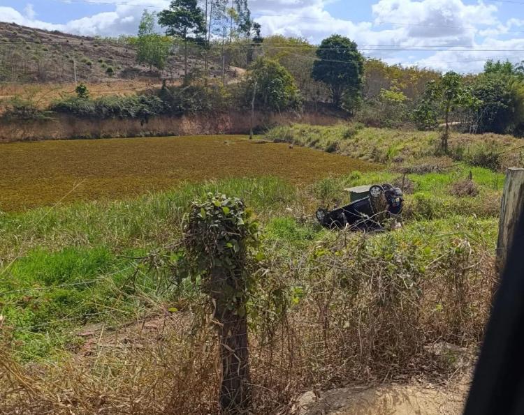 Mulher fica ferida após carro capotar e quase cair em represa na ES 130 em Nova Venécia