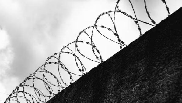 Preso é assassinado a golpes de punhal artesanal durante briga dentro de presídio em São Mateus. Crédito: Freepik
